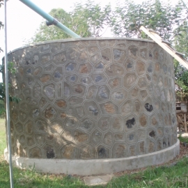 Réservoir d'eau prêt à recevoir la pluie